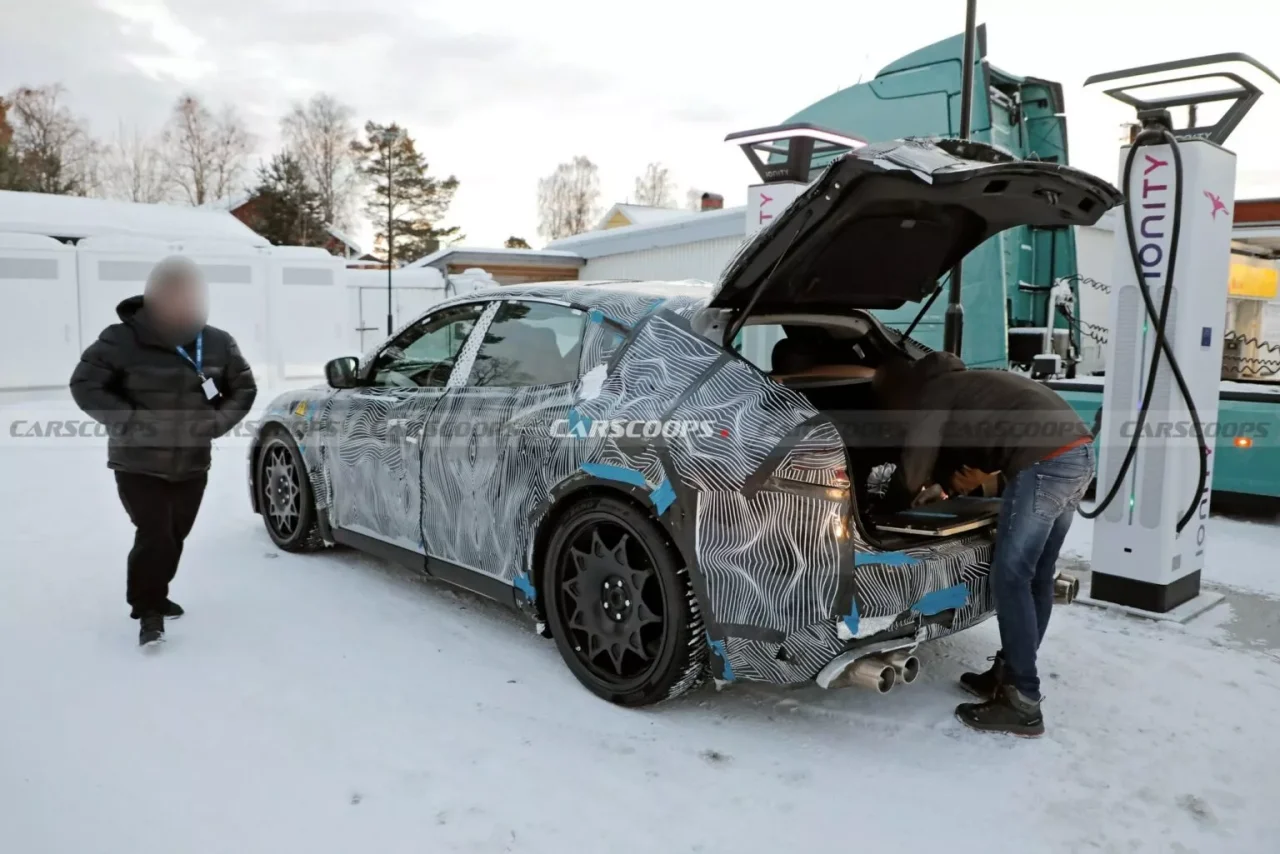 Ferrari é flagrada testando seu primeiro veículo elétrico em estação de carregamento