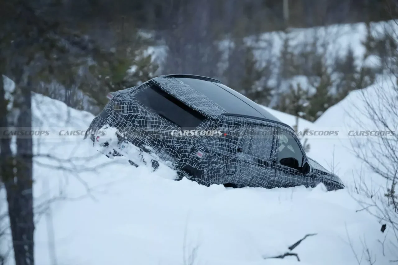 Protótipo do BMW X5 2027 encalha em teste de inverno na Suécia