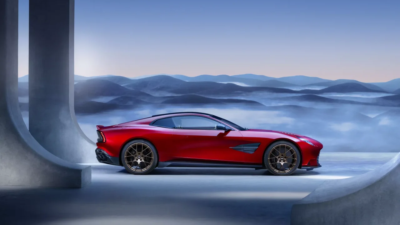 Aston Martin Vanquish chega com motor V12 e preço de R$ 5,4 milhões no Brasil