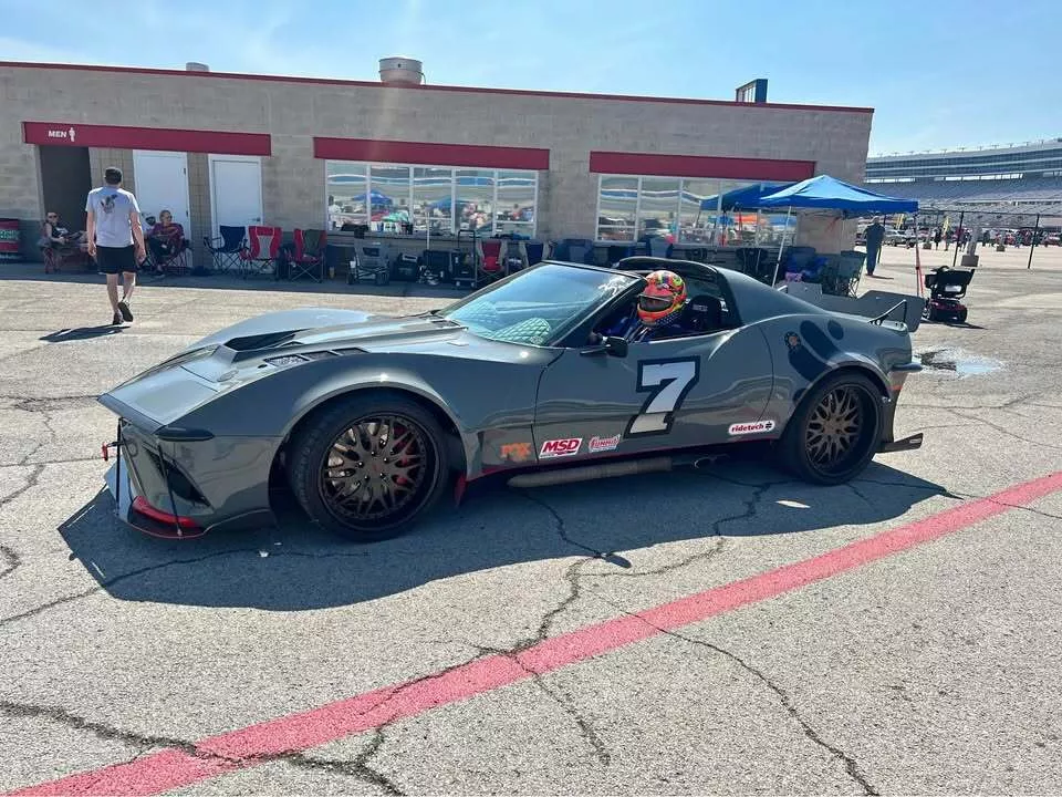 Corvette C5 customizado com visual de C3 e motor biturbo de 800 cv impressiona nos EUA