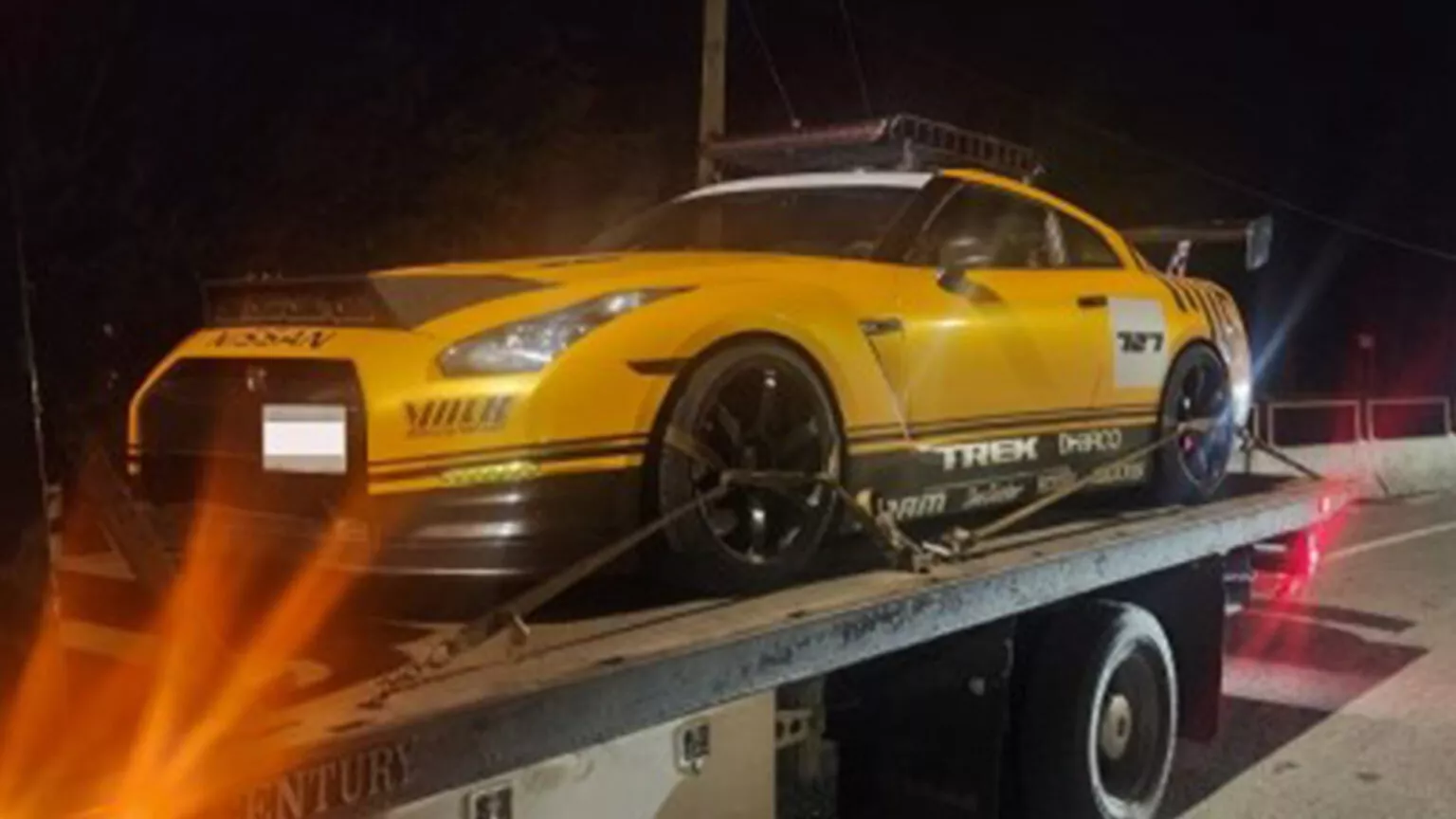 Influenciador flagrado a 150 km/h em Nissan GT-R tem carro apreendido no Canadá