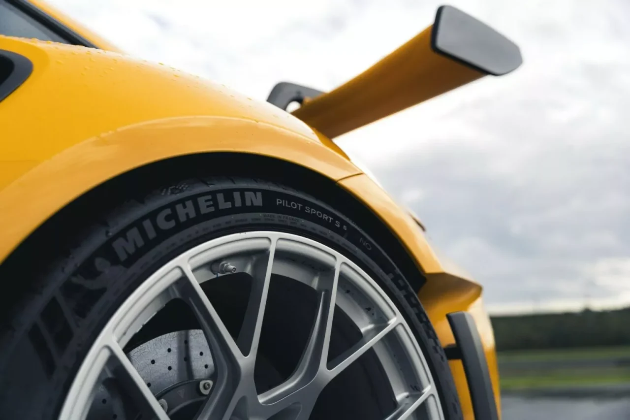 Porsche e Michelin desenvolvem pneu para pista molhada para o 911 GT3 RS