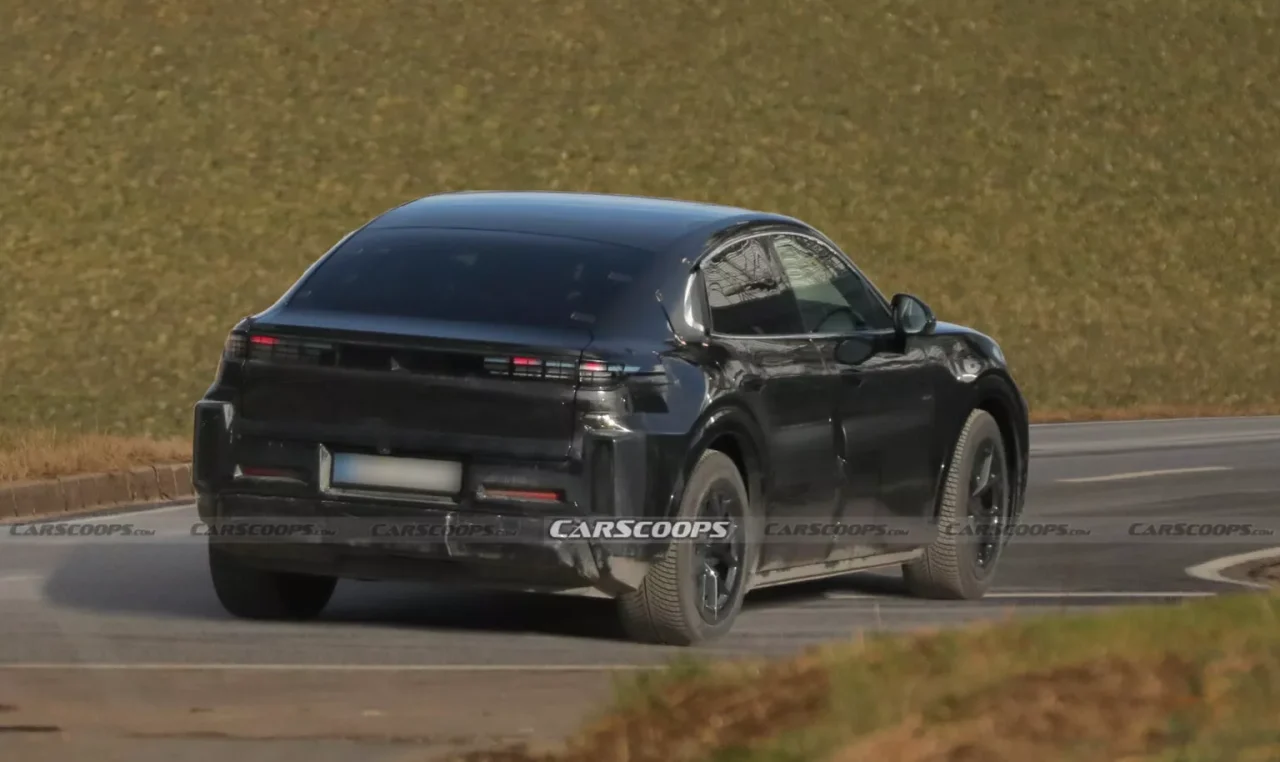 Porsche Cayenne elétrico é flagrado em testes com design cupê fastback