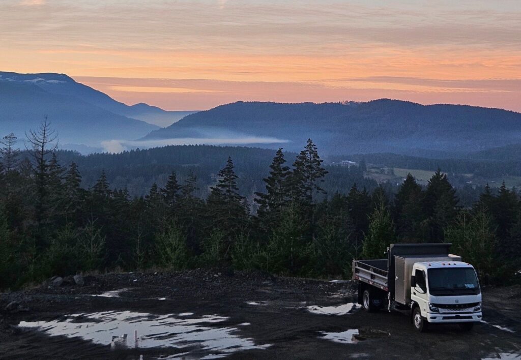 Rizon entrega seu primeiro caminhão basculante totalmente elétrico no Canadá