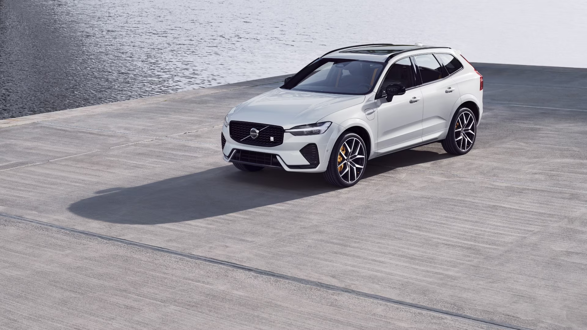 Volvo XC60 2026: SUV recebe atualização visual e tecnológica discreta