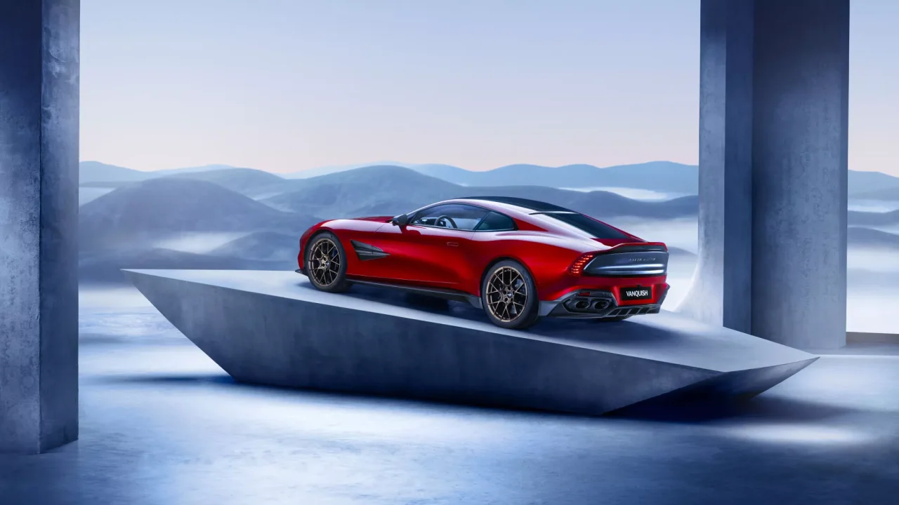 Aston Martin Vanquish chega com motor V12 e preço de R$ 5,4 milhões no Brasil