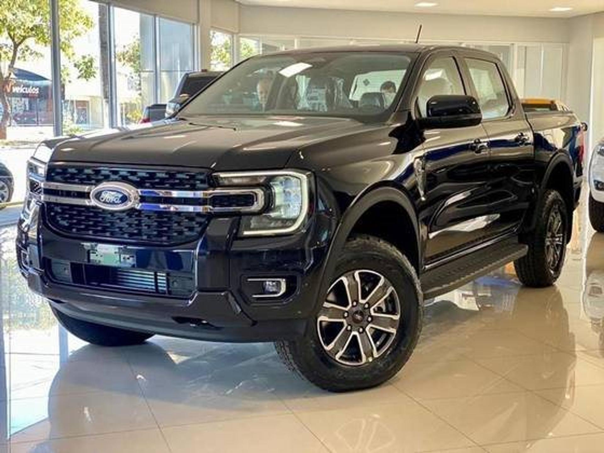 Ford Ranger é líder entre as picapes médias, superando a Toyota Hilux em fevereiro