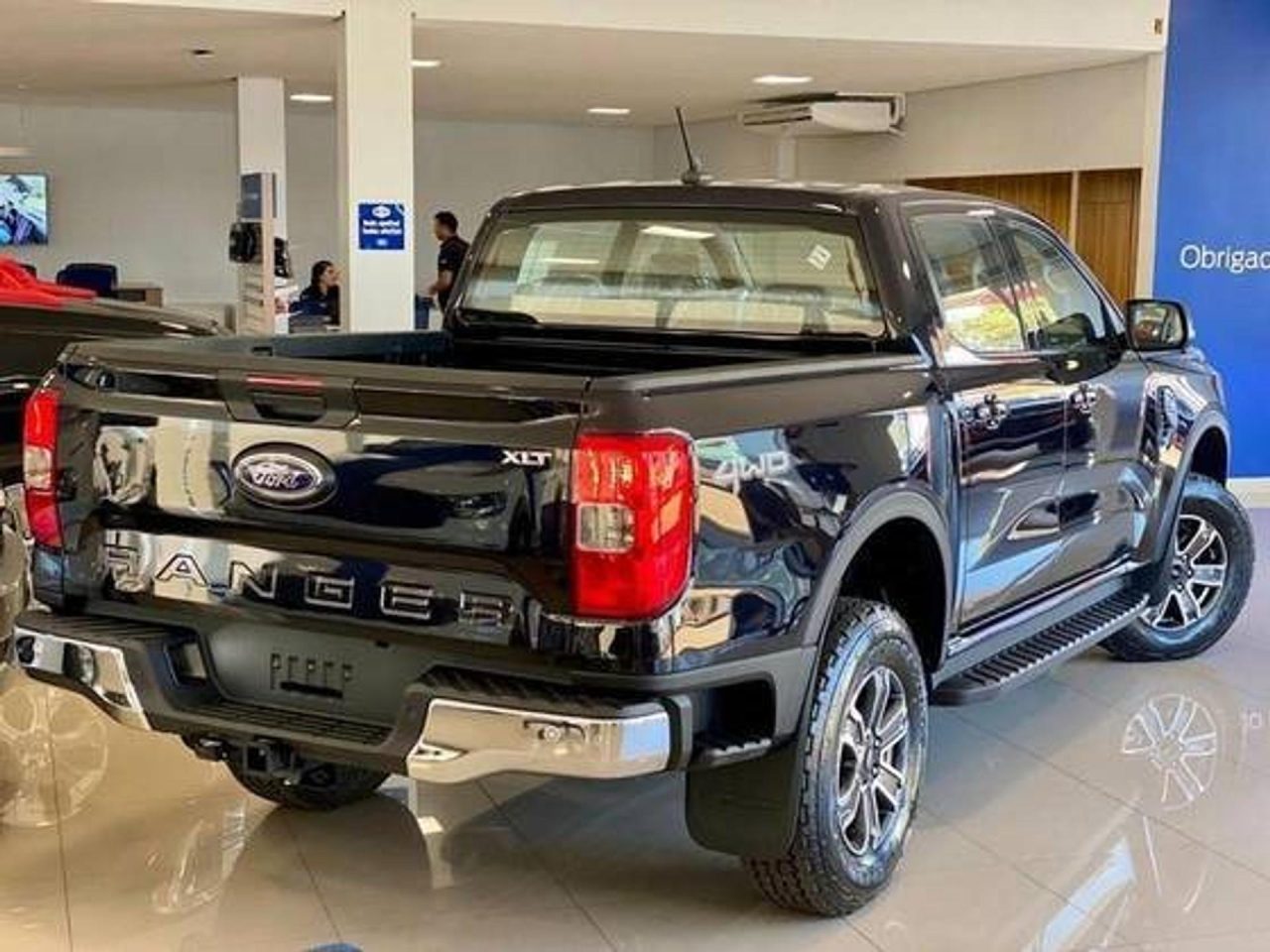 Ford Ranger é líder entre as picapes médias, superando a Toyota Hilux em fevereiro