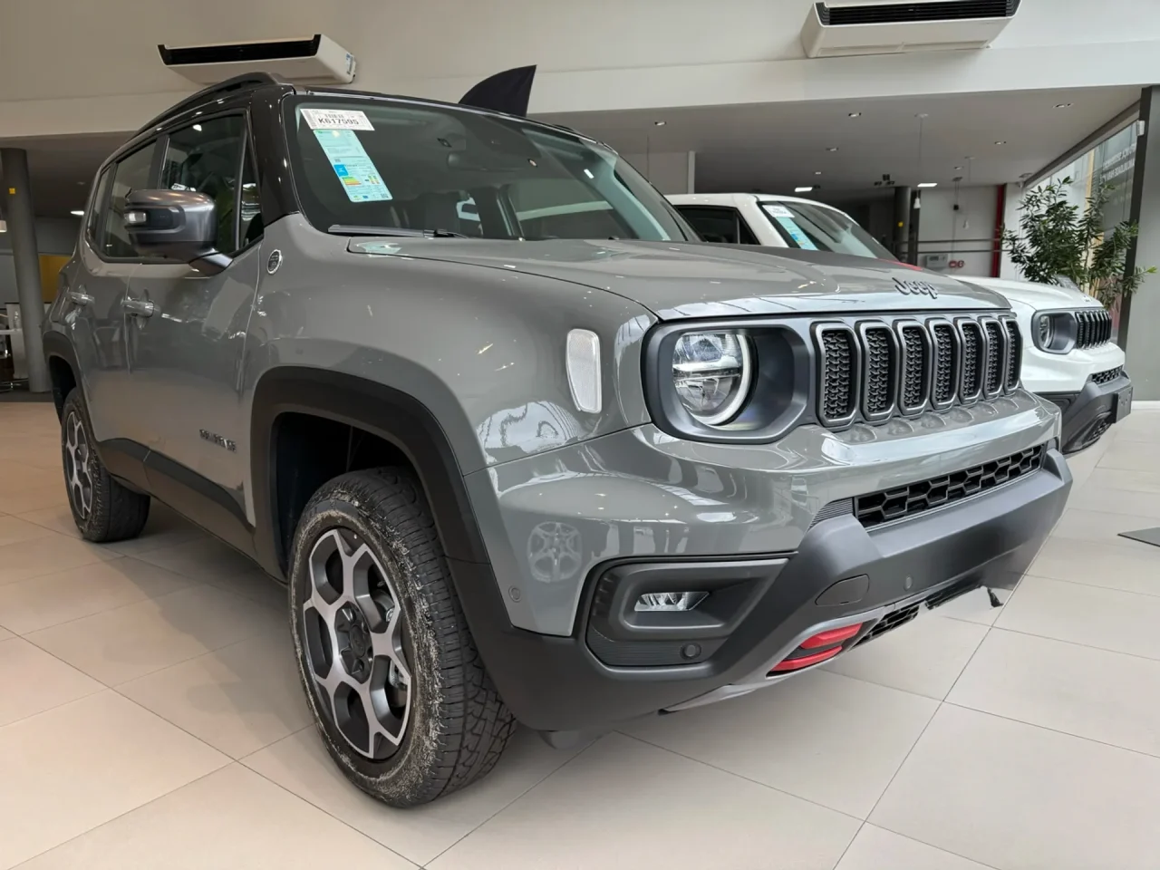 Jeep anuncia Renegade Trailhawk em fevereiro com bolada de desconto de R$ 29.264