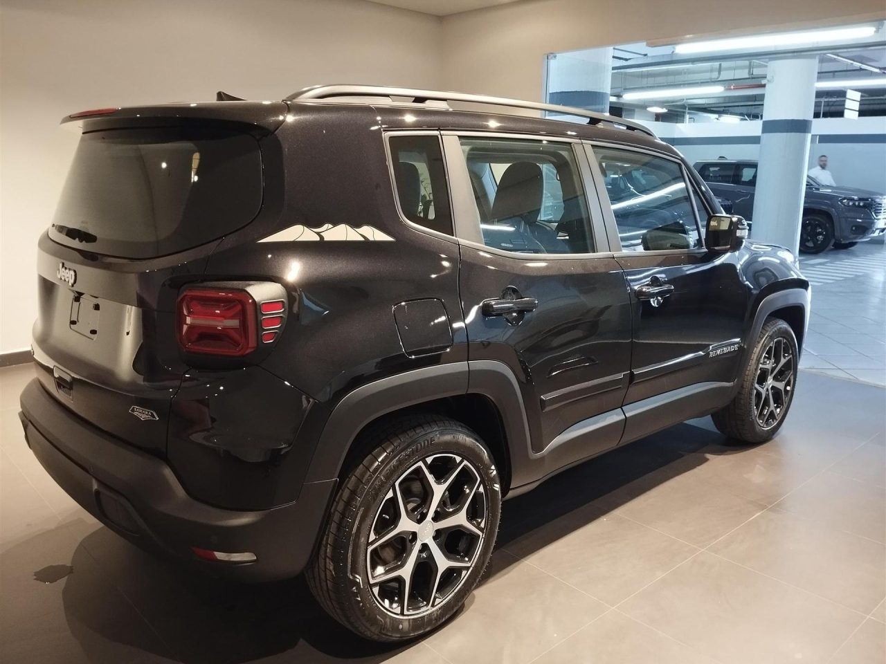 Jeep Renegade Turbo T270 com um super desconto de R$ 16.427 para zerar o estoque