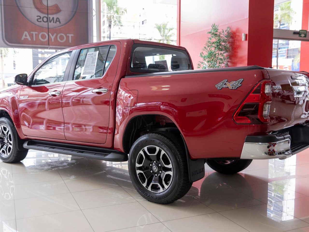 Toyota Hilux SR está com super desconto de mais de R$ 50 mil em fevereiro