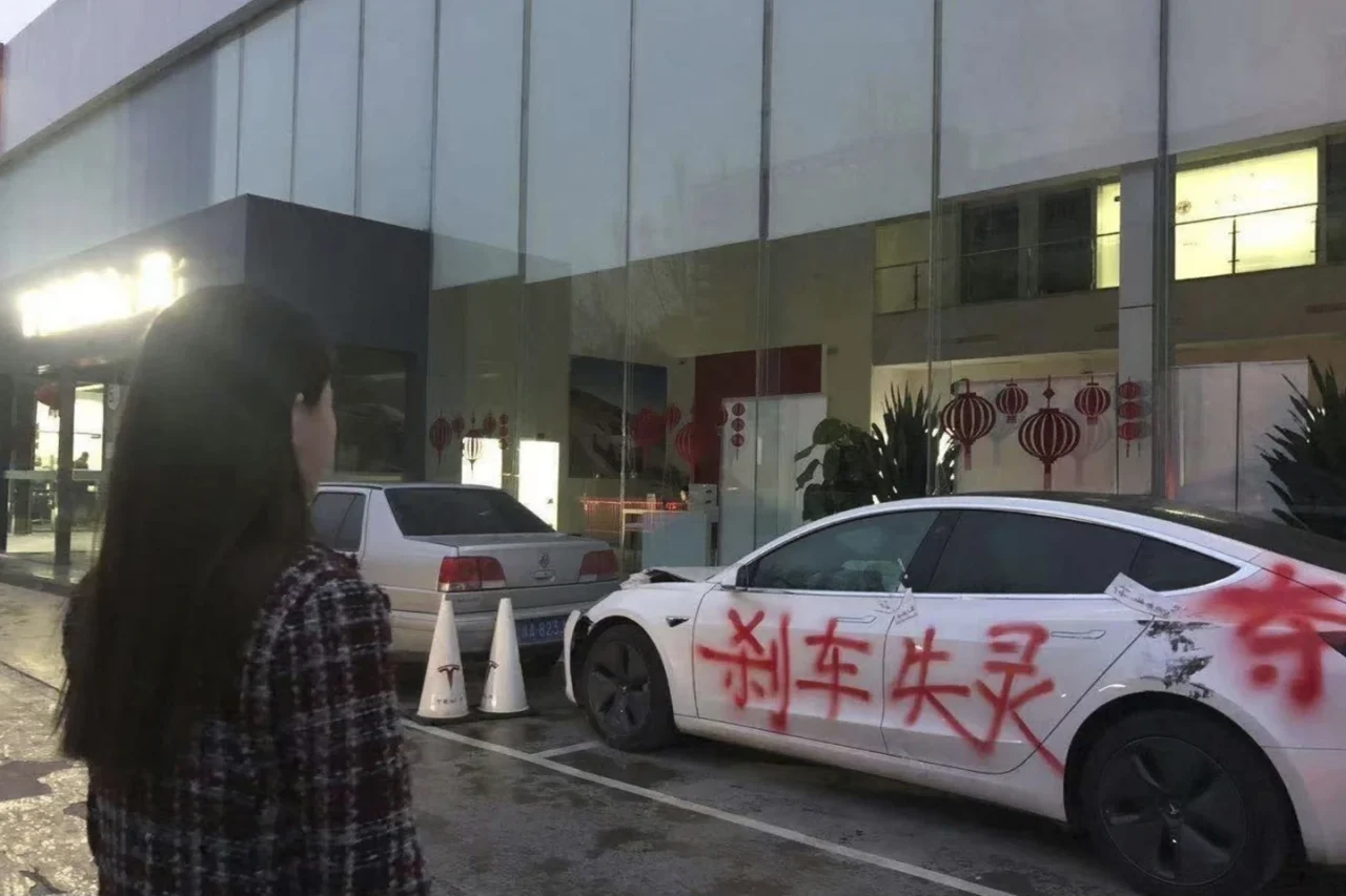 Tesla enfrenta críticas e processos na China por proteger sua imagem