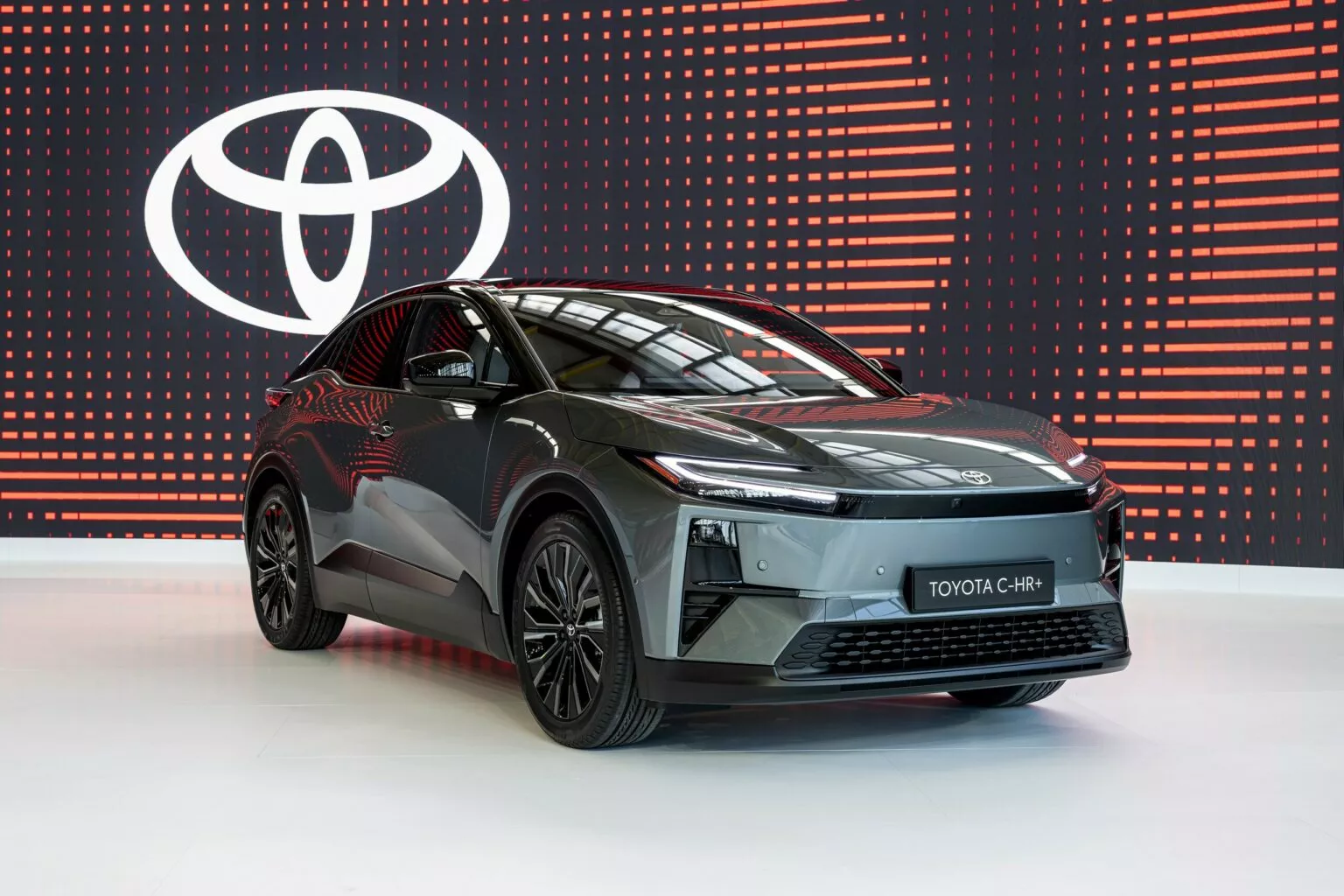 Toyota C-HR+ chega com até 338 cv e promete alcance de 600 km na Europa