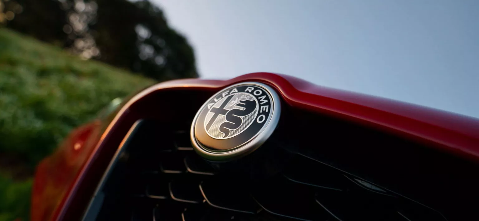 Alfa Romeo Stelvio repaginado chegará em 2026 com opções elétricas e híbridas