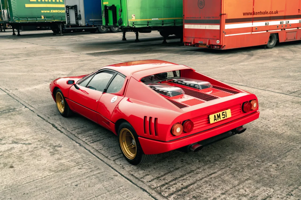 Ferrari 512 BB de 1977 com kit widebody exclusivo vai a leilão no Reino Unido