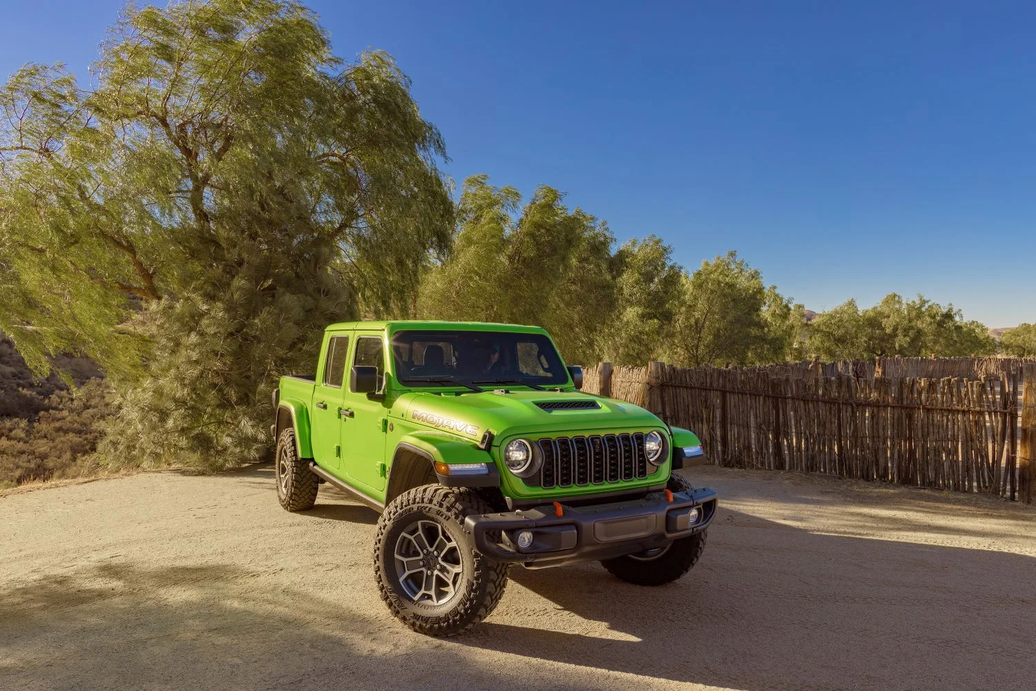 Jeep Gladiator e Wrangler resgatam o vibrante verde Mojito para a linha 2025