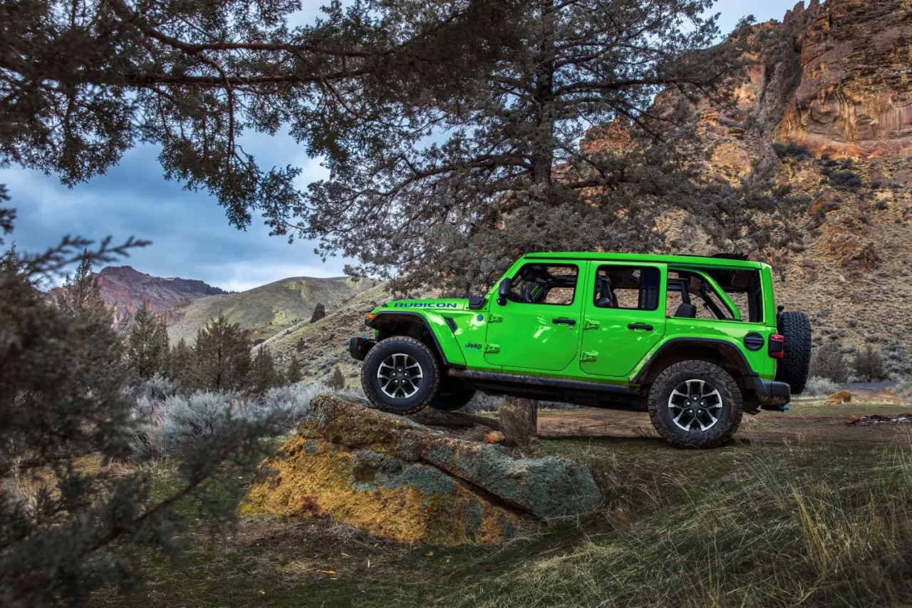 Jeep Gladiator e Wrangler resgatam o vibrante verde Mojito para a linha 2025