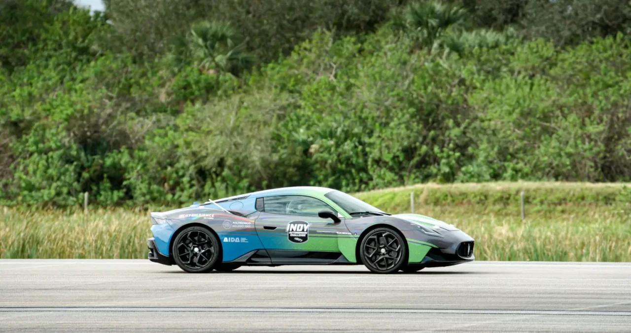 Maserati MC20 alcança 317 km/h autonomamente com sistema de inteligência artificial