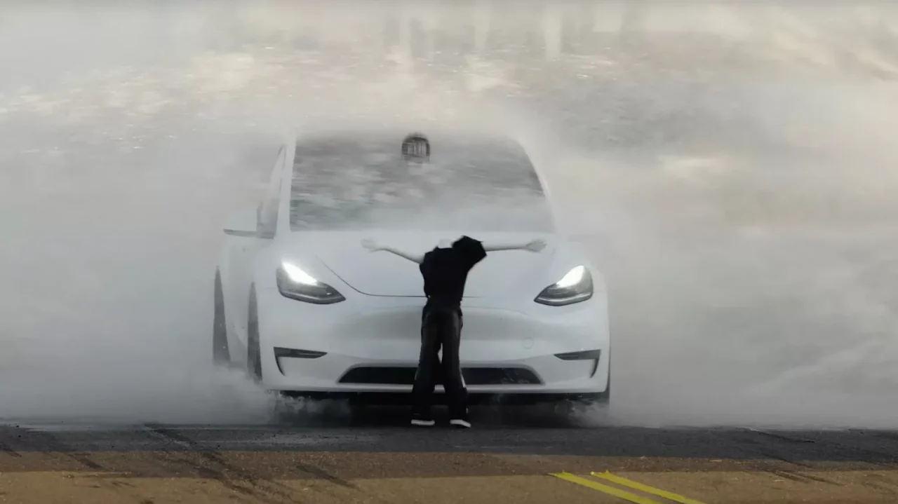 Testes com Tesla Model Y revelam falhas em sistema de assistência ao motorista