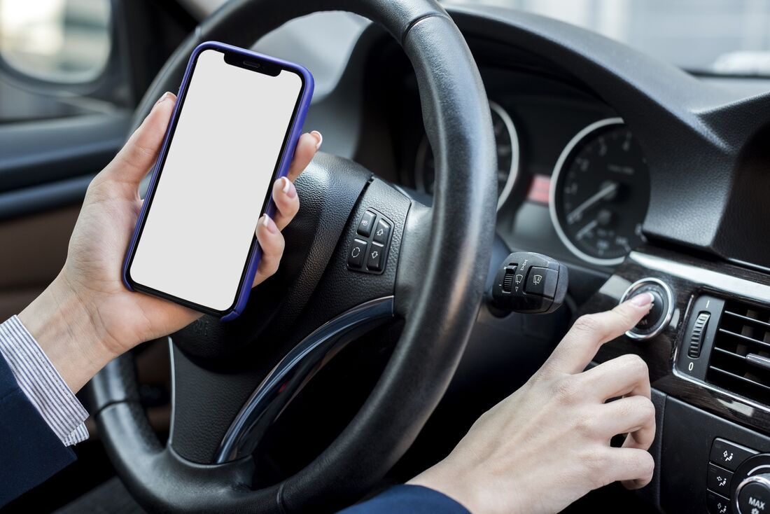 Confira os três tipos de infrações por usar celular ao volante