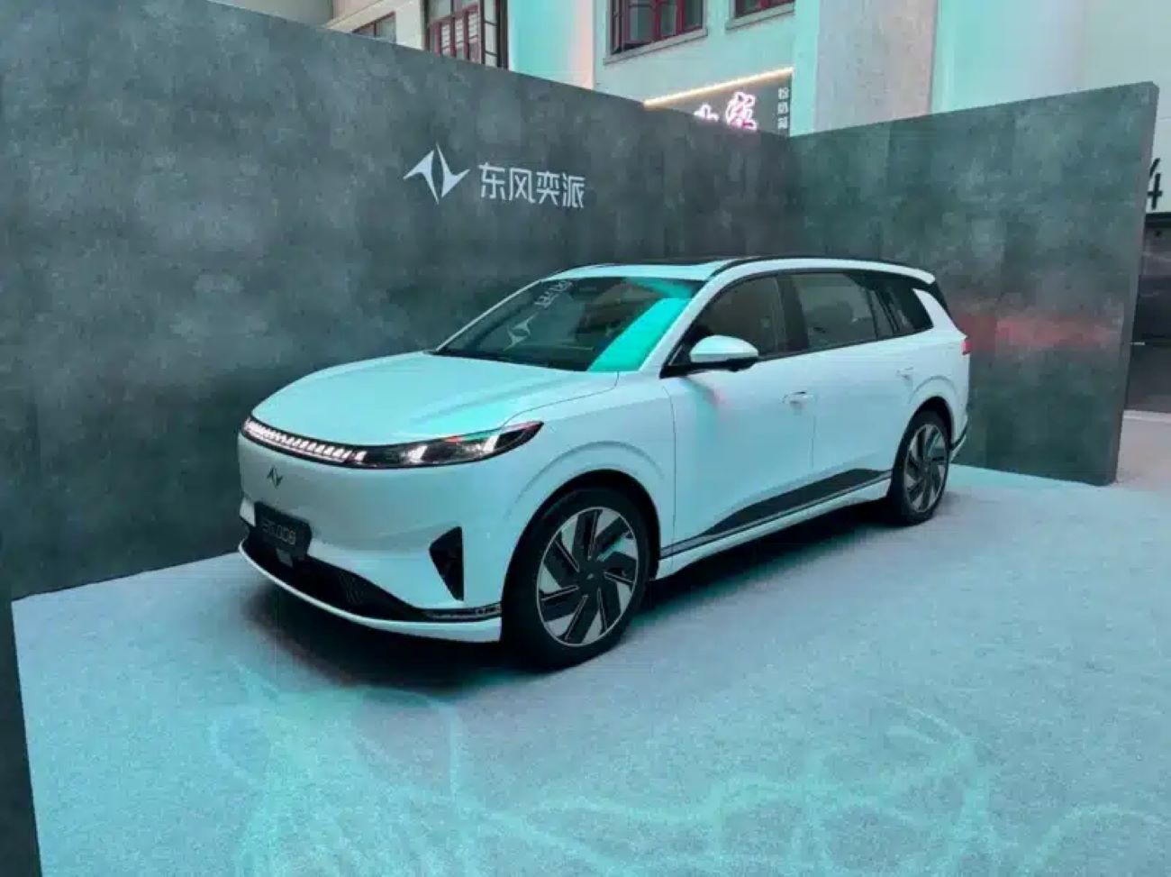 Dongfeng lança crossover elétrico eπ008 com condução inteligente na China