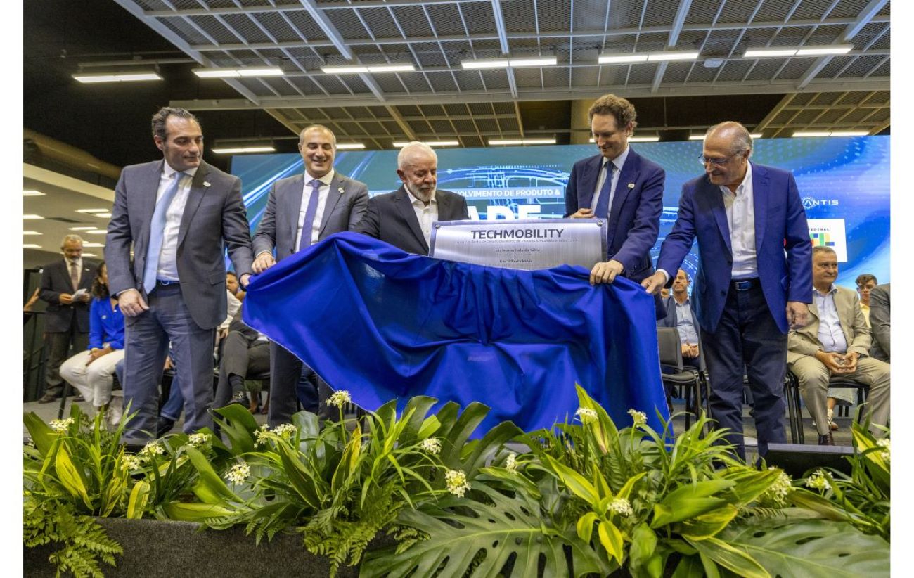 Stellantis inaugura centro de desenvolvimento de híbridos flex com a presença do presidente Lula