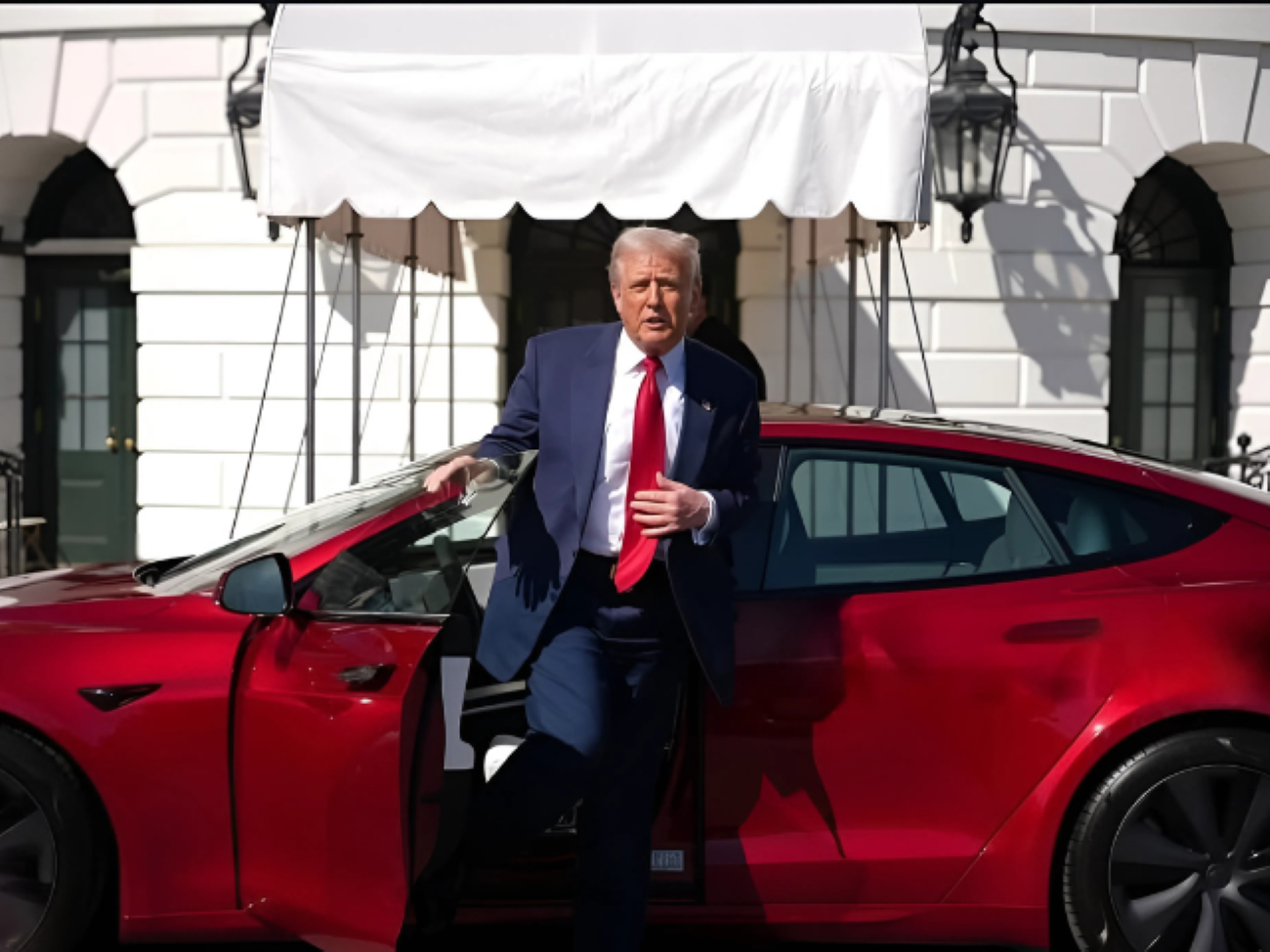 Trump promove Tesla na Casa Branca em meio a críticas a Musk