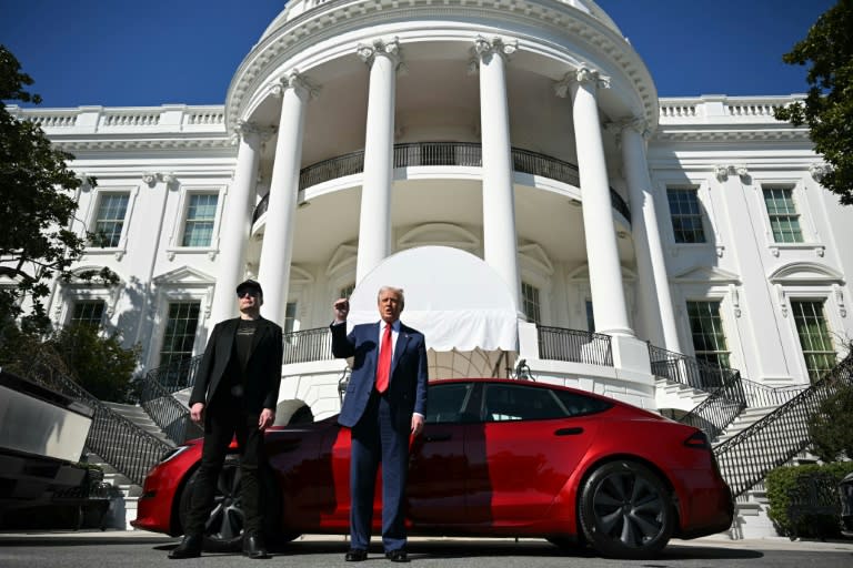 Trump promove Tesla na Casa Branca em meio a críticas a Musk