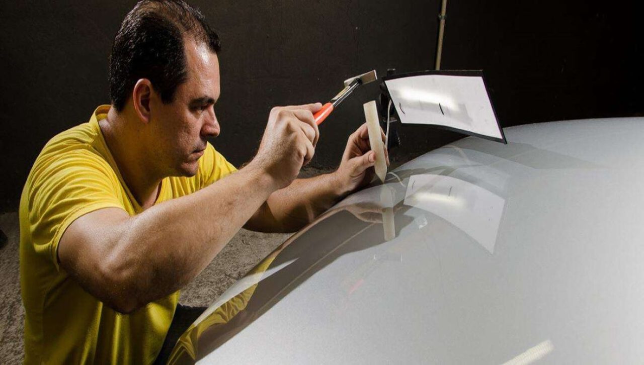 Martelinho de ouro: a solução para pequenos amassados sem danificar a pintura do seu carro