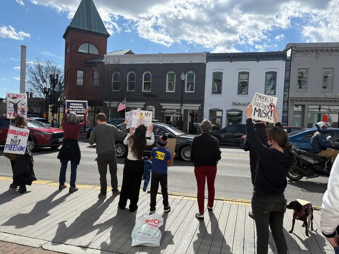 Protestos contra Tesla chegam aos EUA enquanto Elon Musk rebate críticas