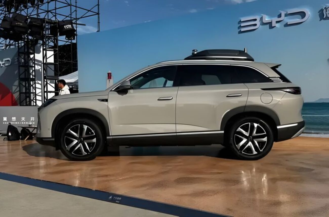 BYD apresenta Sealion 07 DM-i com sistema de condução inteligente e drone integrado