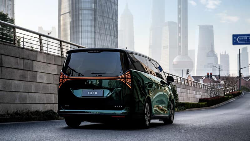 Geely relança a minivan elétrica LEVC L380 com preço reduzido na China