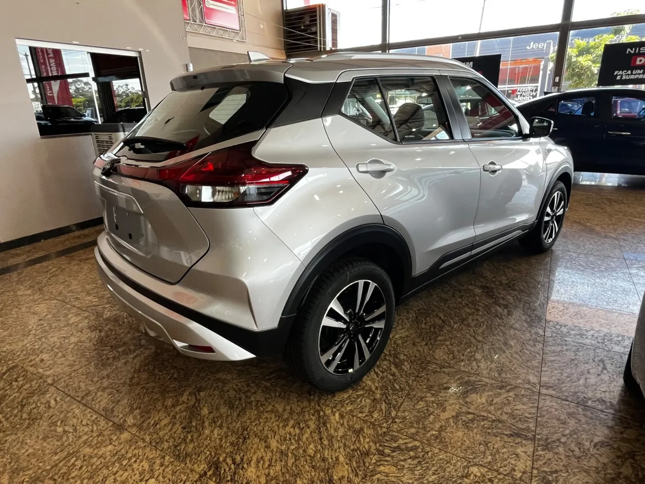 Nissan Kicks Sense CVT com mega oferta de R$ 20.800 de desconto para zerar estoque