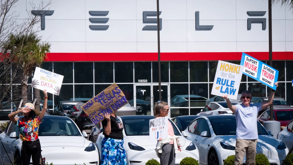 Protestos contra Tesla chegam aos EUA enquanto Elon Musk rebate críticas