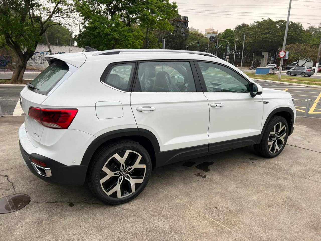 Volkswagen Taos Highline com mega oferta de R$ 33.138 de desconto para limpar estoque