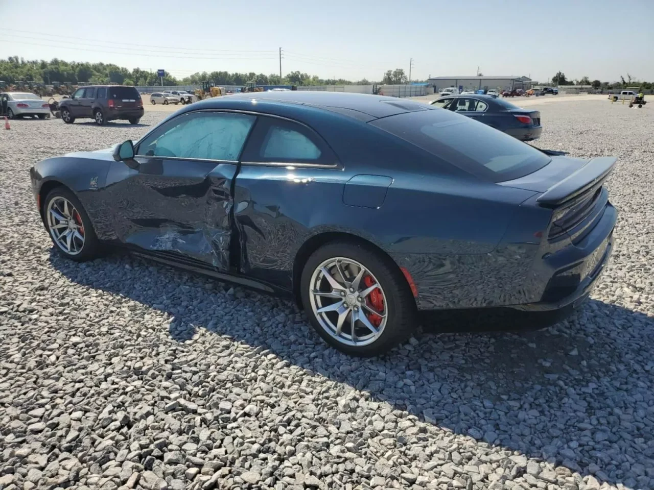 Dodge Charger Daytona EV acidentado com apenas 1.746 km rodados vai a leilão na Flórida