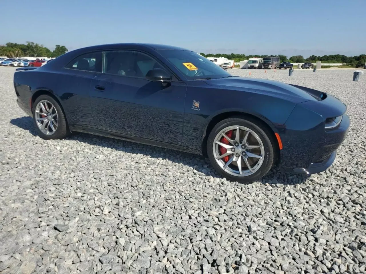 Dodge Charger Daytona EV acidentado com apenas 1.746 km rodados vai a leilão na Flórida