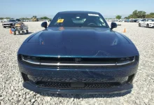 Dodge Charger Daytona EV acidentado com apenas 1.746 km rodados vai a leilão na Flórida