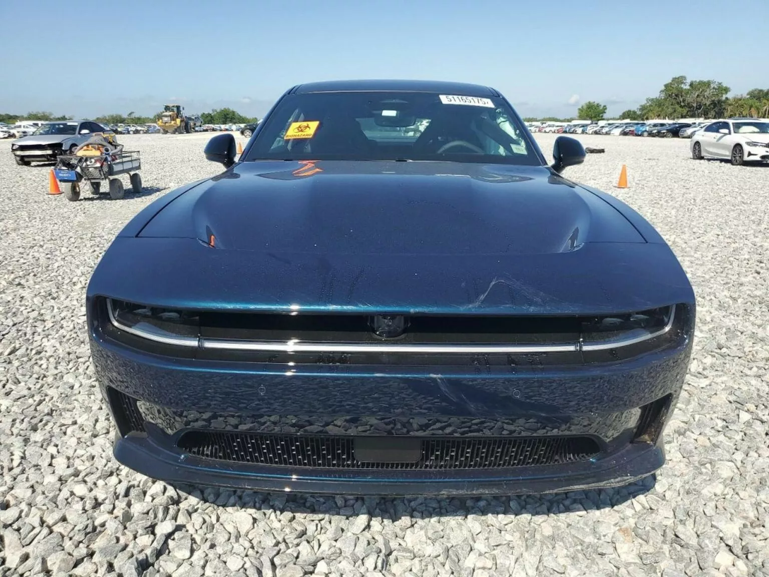 Dodge Charger Daytona EV acidentado com apenas 1.746 km rodados vai a leilão na Flórida