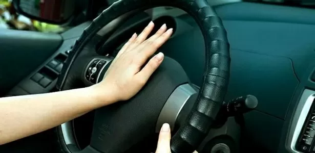 abusar da buzina O Fipe Carros listou 10 infrações de trânsito bem inusitadas, que vão desde buzinar de maneira exagerada até dirigir com apenas uma das mãos