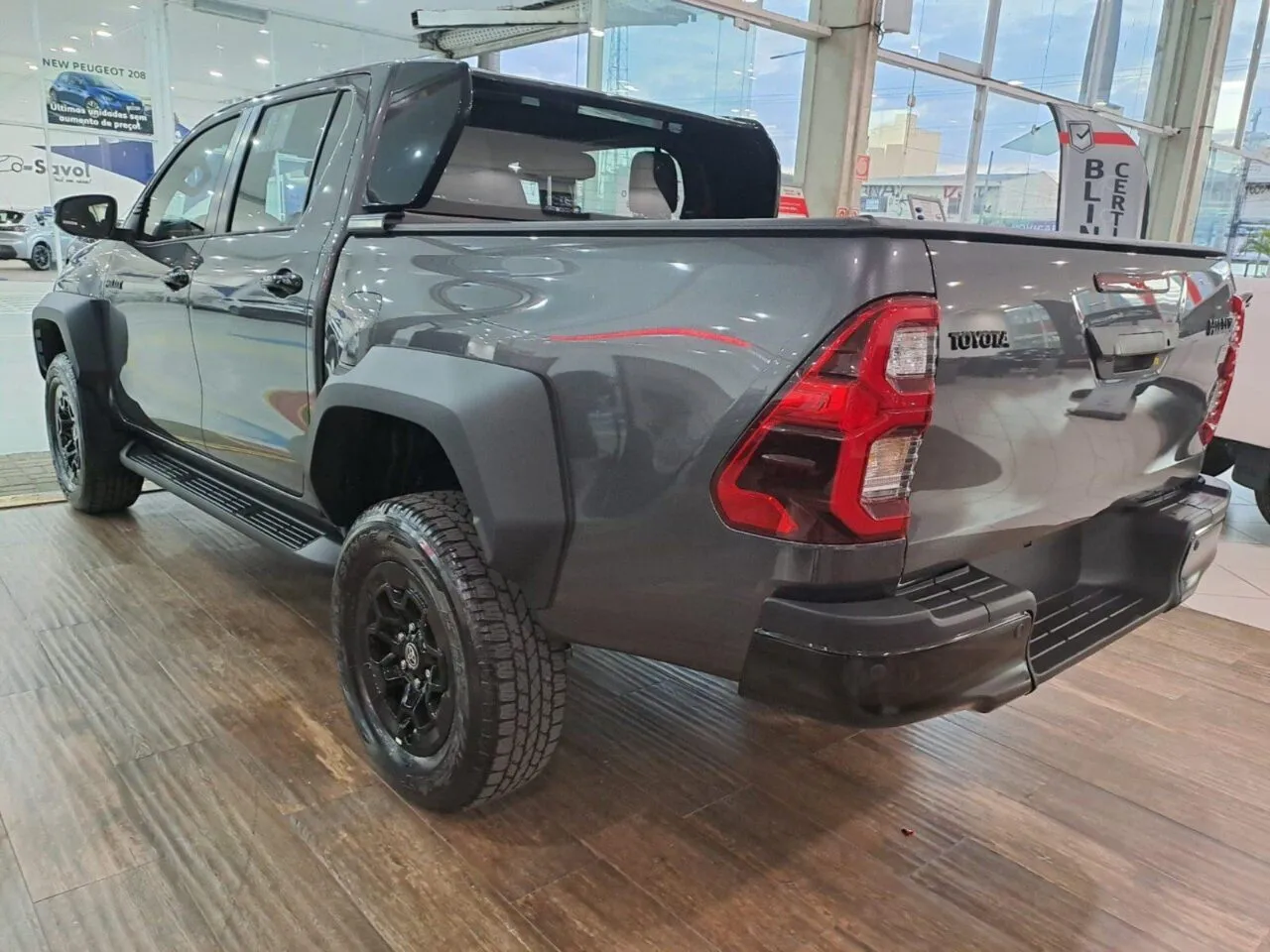 Toyota comunica desconto de R$ 34.919 para Hilux em agosto 2 toyota hilux 2.8 d4d turbo diesel cd grs 4x4 automatico wmimagem11254217420 A Hilux desempenhou um papel crucial no estabelecimento da marca japonesa no mercado nacional, graças à sua reputação de durabilidade e confiabilidade. Além de ser reconhecida por raramente apresentar problemas mecânicos, a Hilux é amplamente elogiada pela sua suspensão robusta