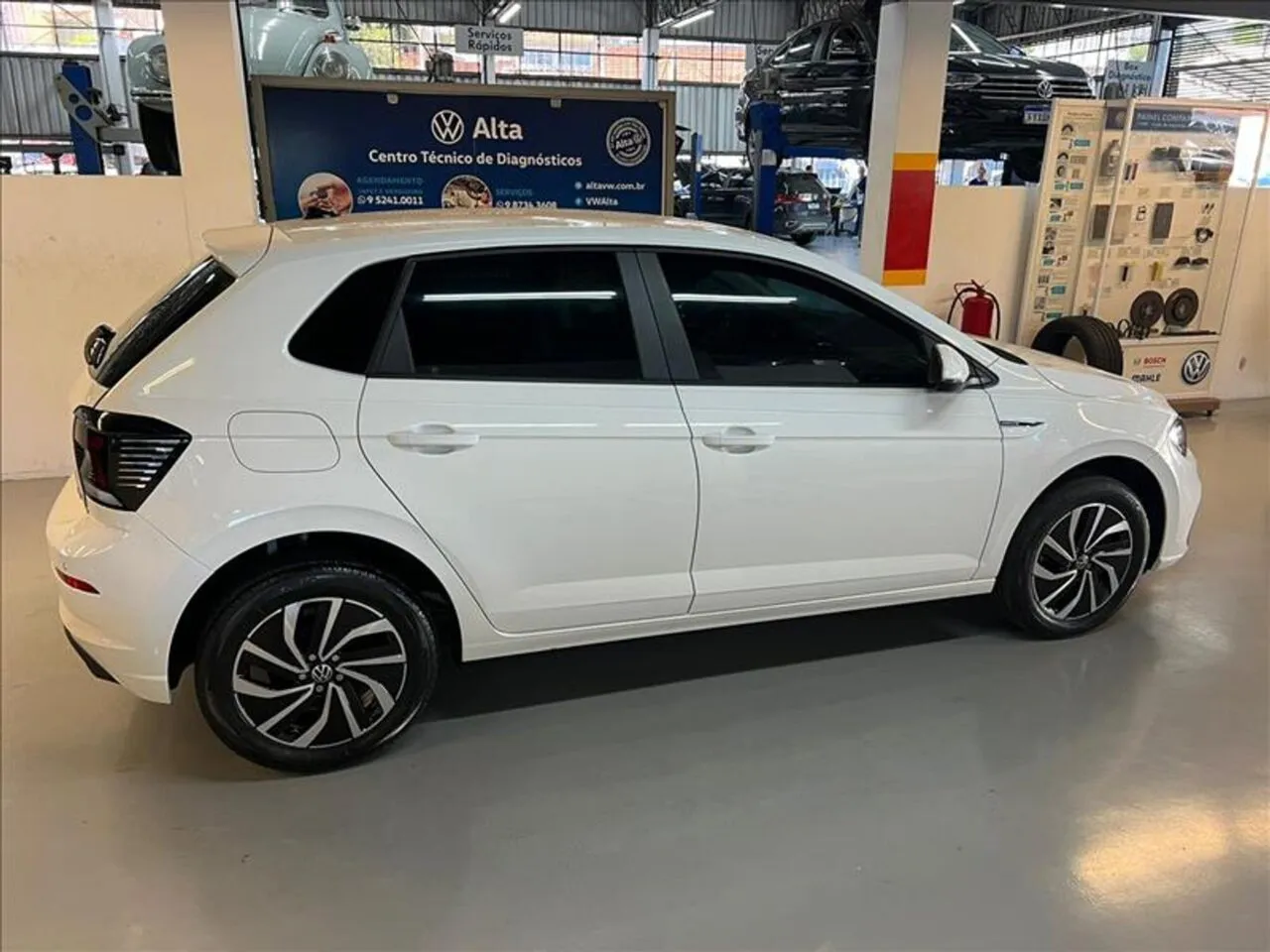Volkswagen Polo 2024: preço, interior, fotos e motor 2 volkswagen polo 1.0 170 tsi highline automatico wmimagem1722571959 O hatch vem com uma série de equipamentos de alta tecnologia, projetados para oferecer aos usuários uma experiência excepcional ao dirigir. Além disso, o Volkswagen Polo está disponível em seis versões de acabamento, apresentando um bom custo-benefício na maioria delas