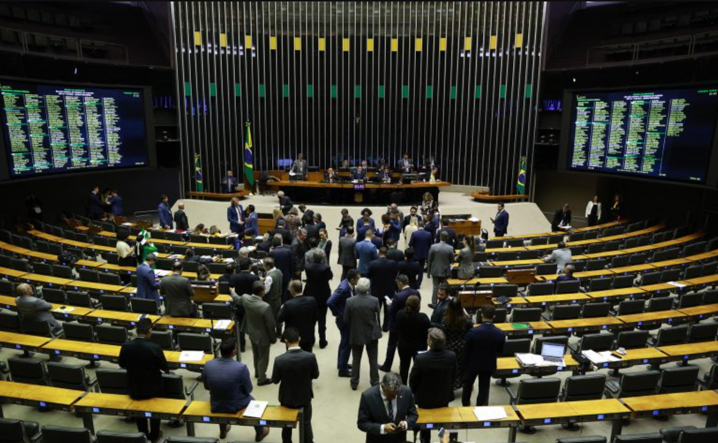 Câmara aprova prisão de quem ‘discriminar contra políticos’; entenda