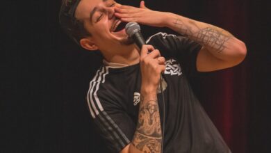 Comediante Gio Lisboa apresenta o espetáculo "Fora da Casinha" em Natal