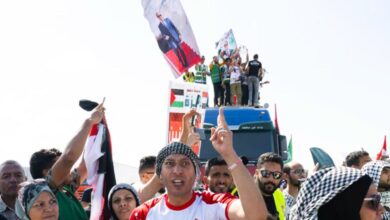 Manifestantes na passagem de Rafah para Gaza