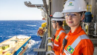 A remuneração mínima inicial é de R$ 5.878,82. Não é requerida comprovação de experiência profissional prévia (Foto: Divulgação / Petrobras)