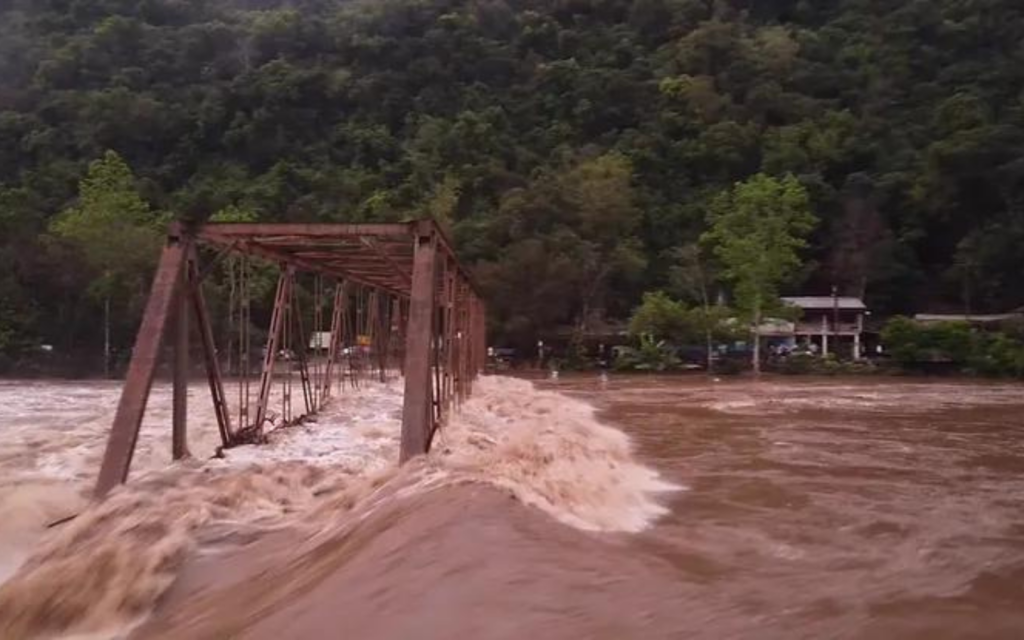 A ponte que ligava as cidades de Nova Roma do Sul e Farroupilha foi levada pela enchente em setembro do ano passado. (Foto: Reprodução / Associação Amigos de Nova Roma do Sul)