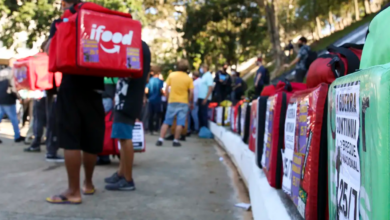 Entregadores de aplicativos se reúnem em frente à prefeitura de Natal para realizar uma manifestação em forma de protesto contra o veto dado pelo prefeito Álvaro Dias no Projeto de Lei n.º 586/2023 - (Foto: Rovena Rosa/Agência Brasil)