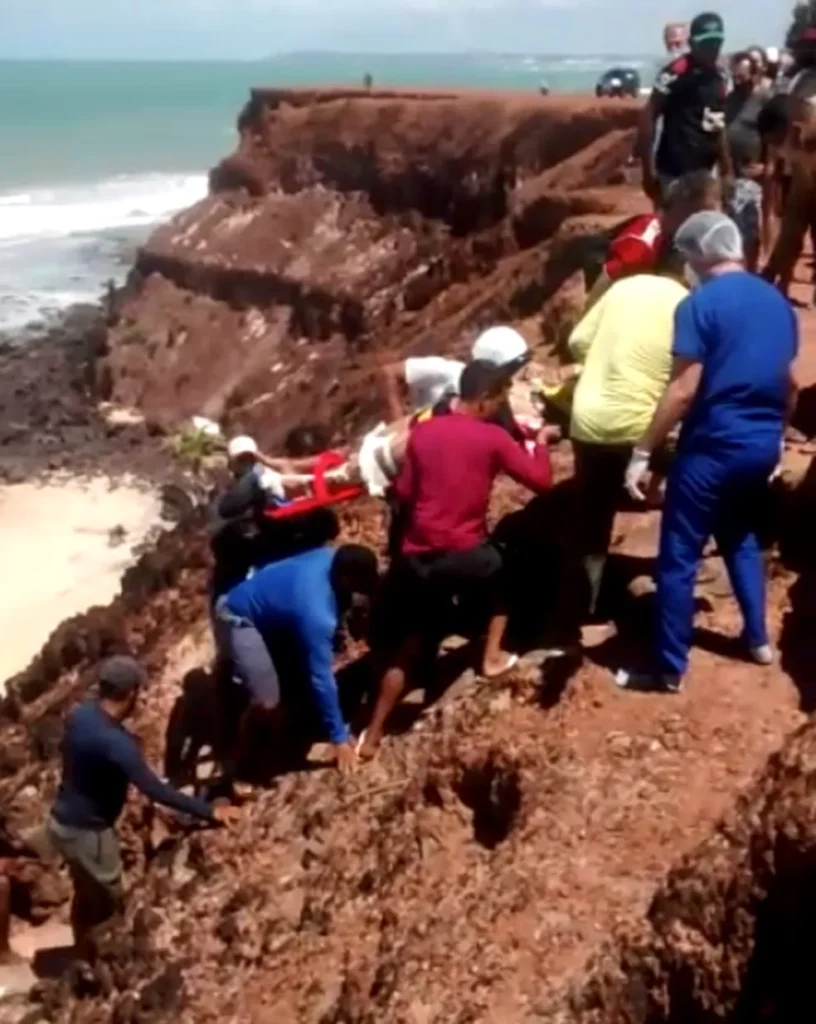 O casal, que é de João Pessoa (PB), fazia um passeio com um quadriciclo, quando o homem perdeu o controle no trecho do Chapadão e acabou caindo. Local, um dos principais pontos turísticos da praia, chega a até 40 metros de altura. Mulher foi socorrida por equipe de saúde com apoio de populares — Foto: Redes sociais