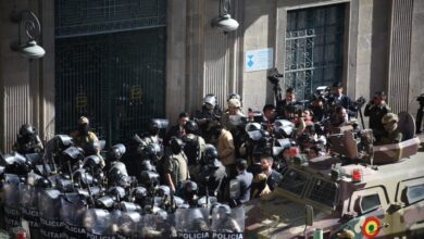 Forças militares entram no palácio presidencial da Bolívia